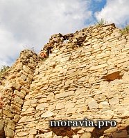 Живописные развалины крепости Цимбурк в стадии реставрации.