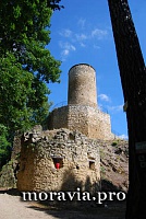 Живописные развалины крепости Цимбурк в стадии реставрации.